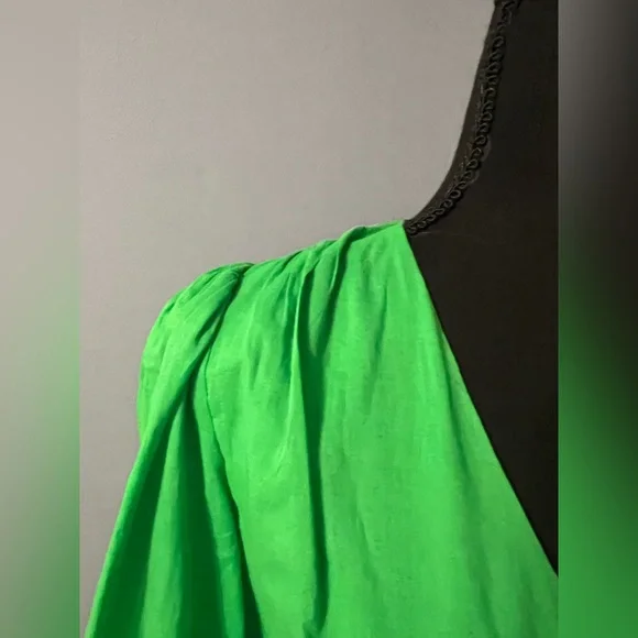 Beautiful Trina Turk green dress. Perfect for Spring and Summer.
#trinaturk - Picture 6 of 11